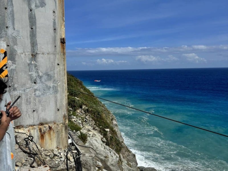 象鼻隧道海灘驚傳意外！遊客遭浪捲走　消防、海巡聯手救援成功吊掛脫困