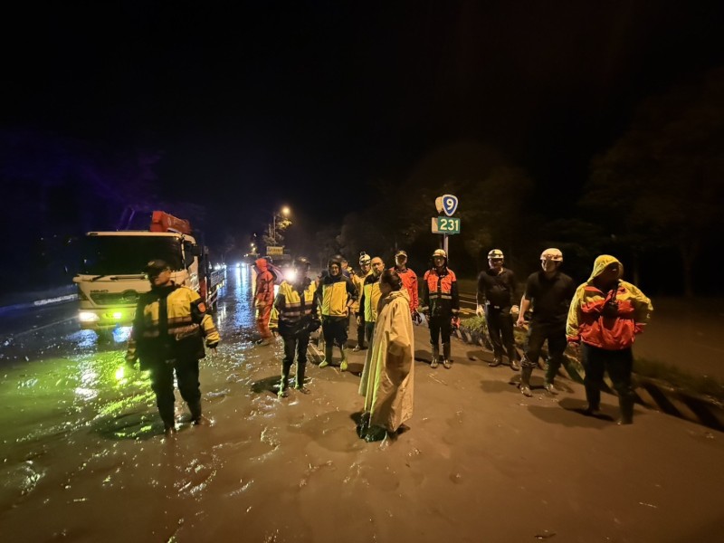 馬太鞍溪暴漲 萬榮明利村一度傳險情　縣長徐榛蔚深夜前往現場關切 台9線管制區域擴大至231K　縣府籲民眾避免前往災區以策安全