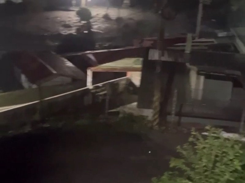 花蓮萬榮明利村溪水再暴漲　泥流湧入民宅　消防隊進入災區戒備