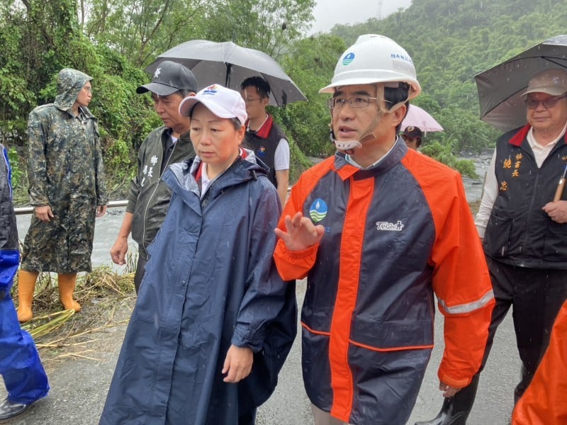 縣長徐榛蔚與水利署長林元鵬會勘馬太鞍溪北岸上游堤防