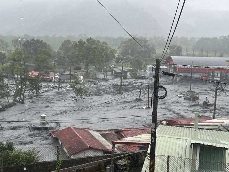 鳳凰颱風外圍環流持續發威　萬榮鄉明利村再度淹水　破口尚未封堵、居民憂災情擴大