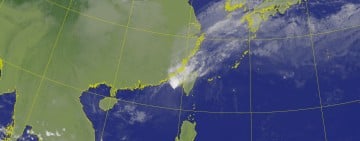 鳳凰颱風暴風圈掃及南台灣　氣象署：強度減弱、持續朝東北移動