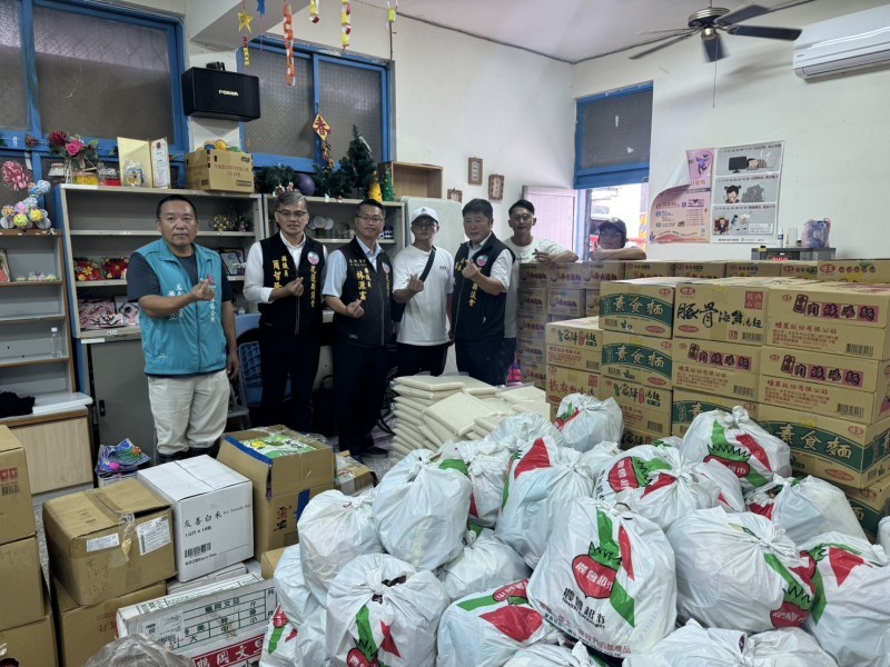 議長張峻與立委高金素梅等人送物資到明利村