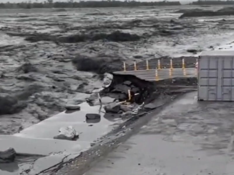 新堰塞湖今午後已提早溢流 ! 第一波大水約1: 40到達