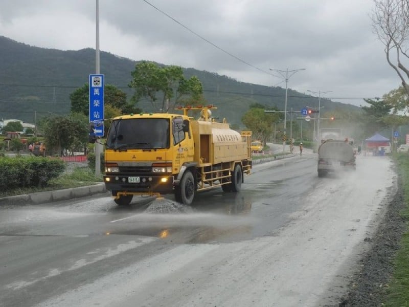 台9線229k~231k泥流 公路局全力清理