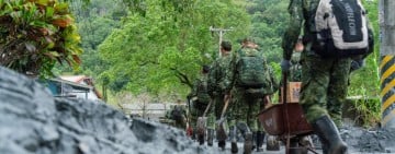 國軍跨區增援工兵重機具 ! 投入長橋里、民利村災後復原