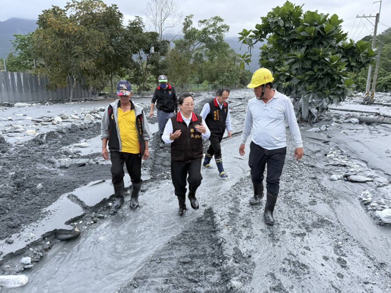 徐榛蔚視察明利村 感謝第一線團隊、讓鄉親儘早恢復安穩生活