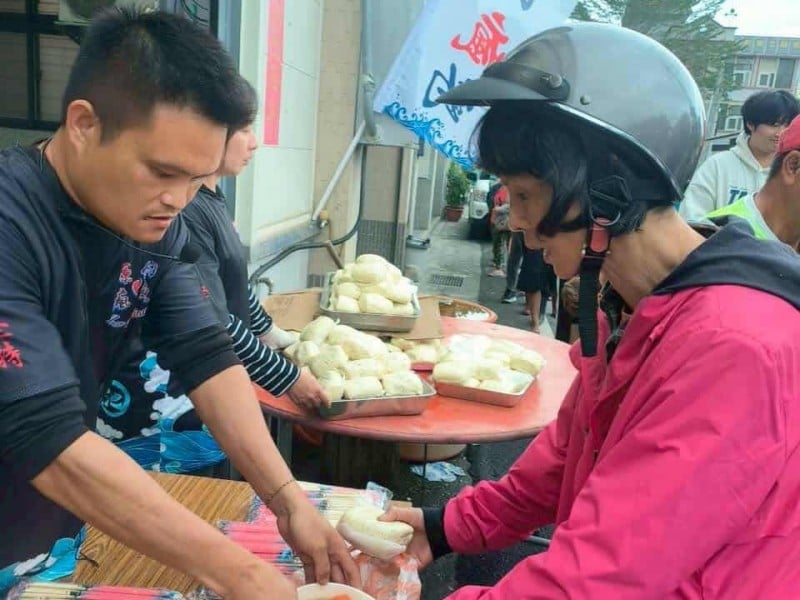 集資破千斤魚、募六百顆饅頭 !《原民瘋釣》義煮 : 都帶下來煮沙鍋魚頭湯