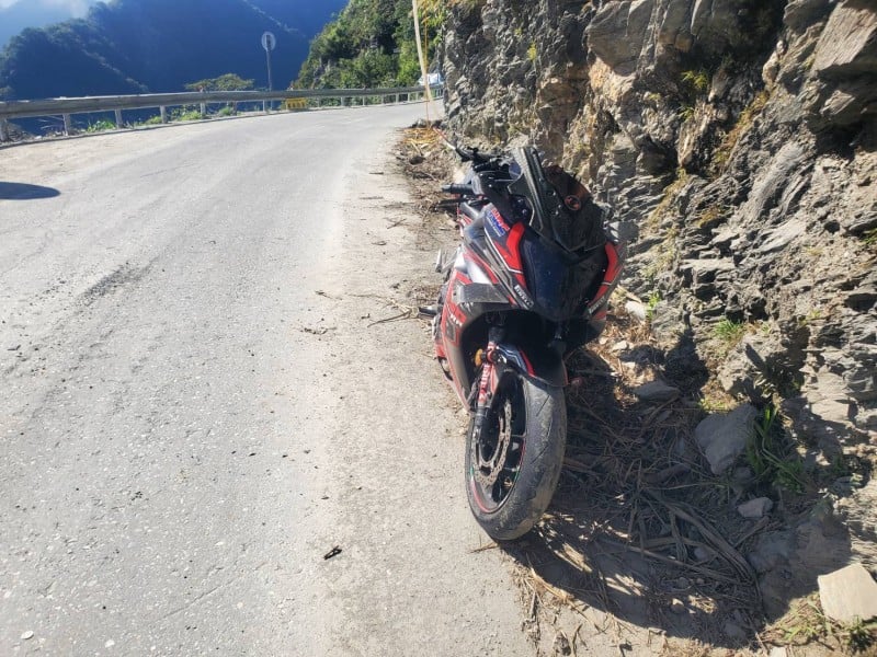 外籍騎士騎乘大型重機 中橫打滑自摔送醫