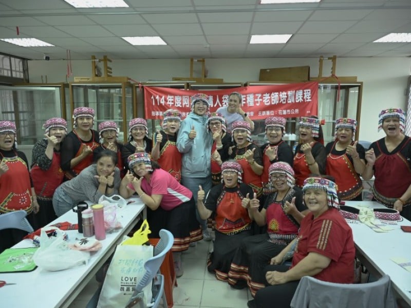花蓮市啦啦爸志工隊手作頭飾研習登場