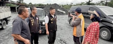 議長張峻逐戶關心鳳林鎮長橋里災後清理狀況並發放物資