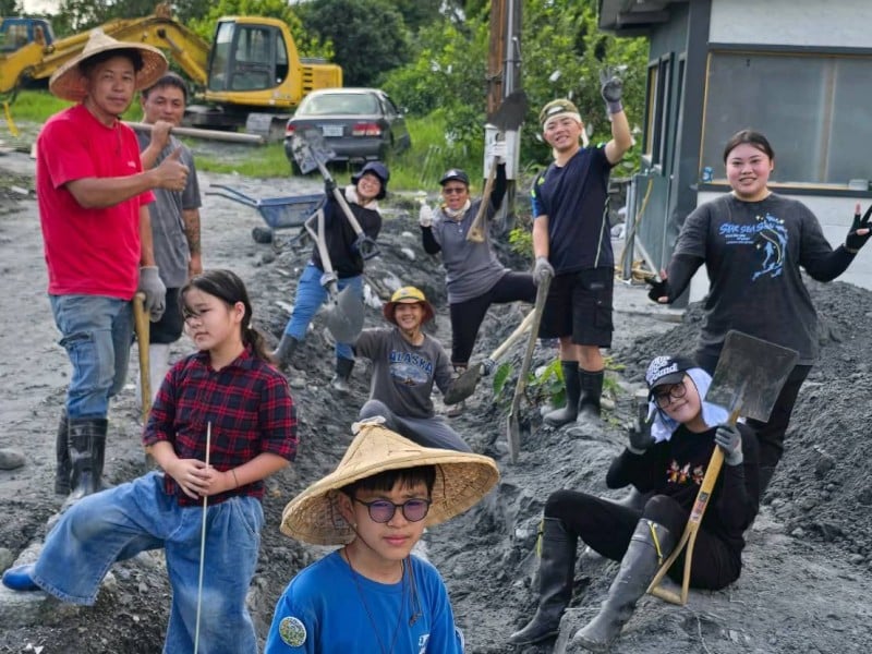 單純運送物資到變鏟子超人 ! 民眾 :獨居老人辛苦 不會用手機、重聽、手腳不方便