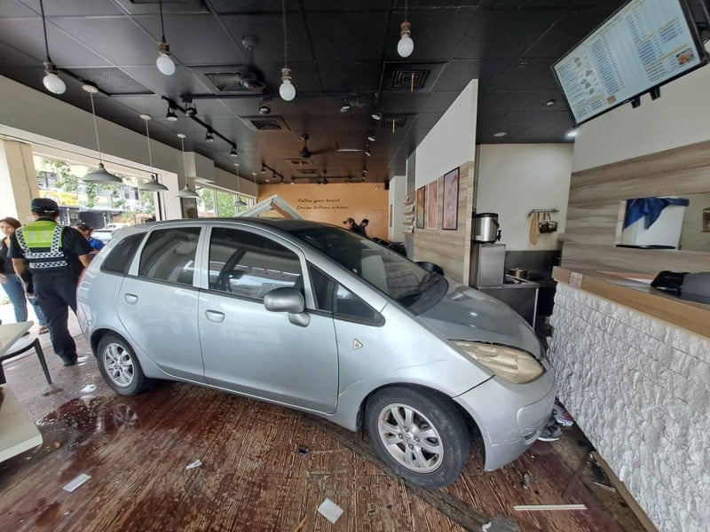 自小客車疑誤踩油門 失控衝撞入早午餐店內2人傷