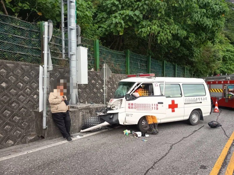 蘇花公路清晨自撞意外　民間救護車撞山壁 2 人受傷送醫