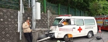 蘇花公路清晨自撞意外　民間救護車撞山壁 2 人受傷送醫