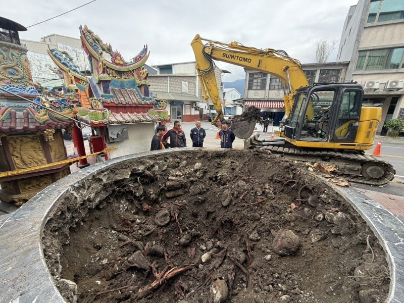 康芮颱風重創富里百年土地公守護樹 昨完成除根作業