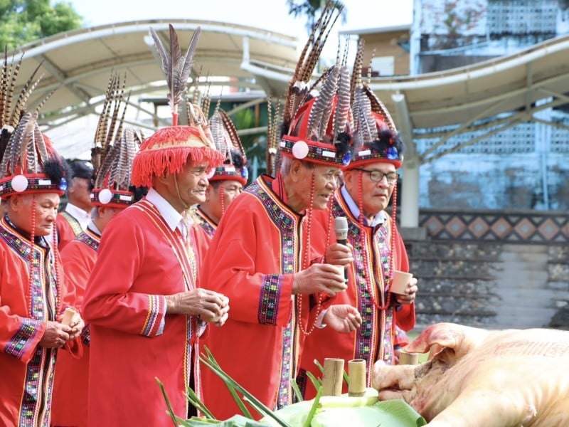向祖靈致敬祈願族群昌盛、地方平安 ! 豐濱「Cilangasan阿美族聖山祈福」花東各部落頭目、耆老與族人齊聚