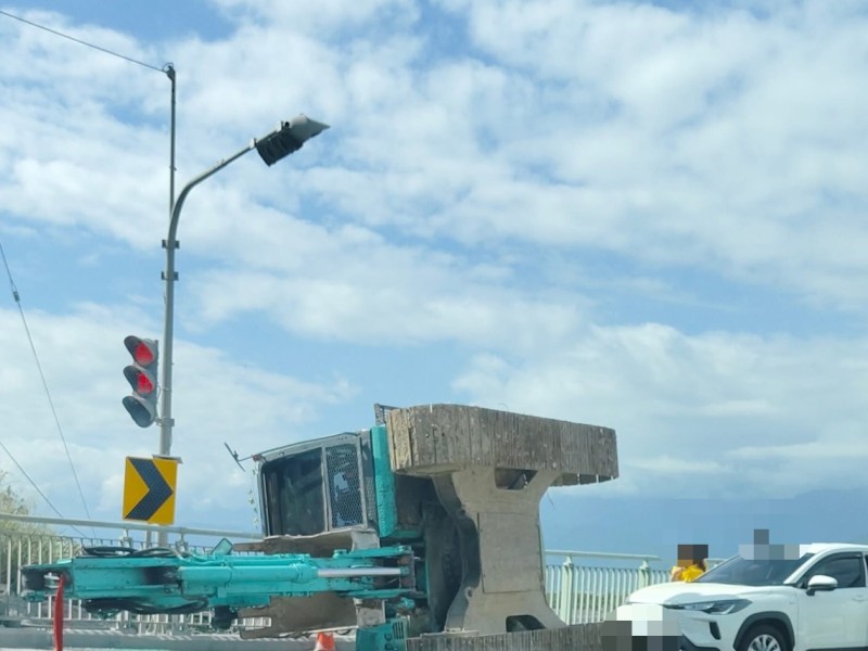 花蓮大橋南下出口怪手翻覆　壽豐鄉路段一度受阻　警方現場管制中
