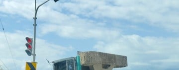 花蓮大橋南下出口怪手翻覆　壽豐鄉路段一度受阻　警方現場管制中