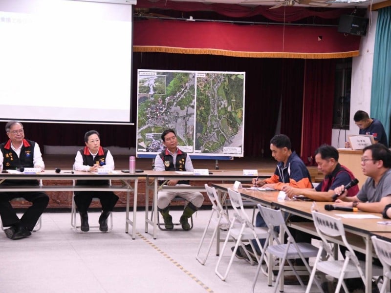 縣府召開鳳凰颱風第十次災後復原會議 縣長徐榛蔚前往災區關心 加速萬榮鄉明利村復原重建工作 