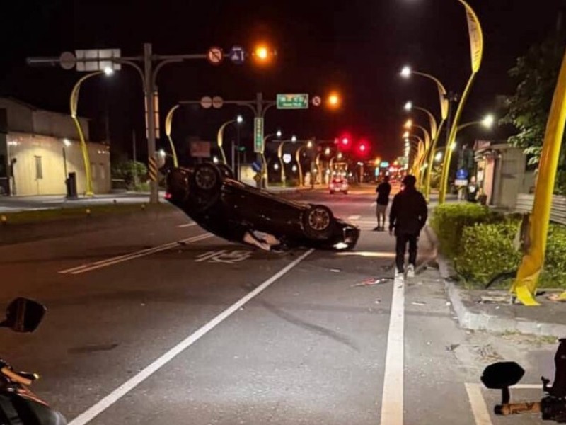 駕駛恍神擦撞路旁電桿翻車