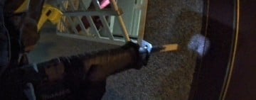 男子以蝴蝶刀自殘 警消破窗救回一命