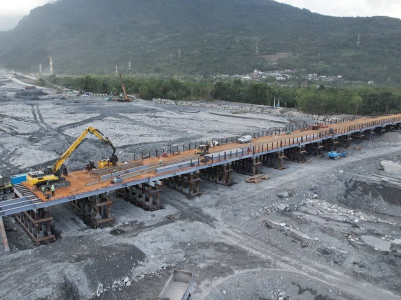 馬太鞍溪橋臨時涵管便道預定11月底前完成搶修，鋼便橋預定明（115）年1月底前完成