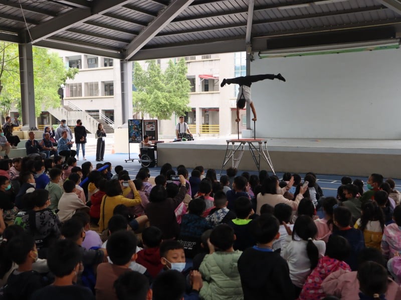 搏逗兄弟特技秀肢體喜劇 引爆中城國小全場孩童笑聲、驚呼