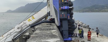 成功漁港重大工安事故 ! 吊車失衡側翻起火 2人受困、1人無生命跡象