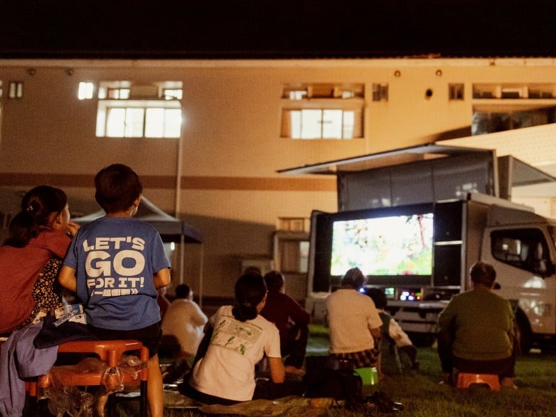 行動電影車駛入玉榮康家 住民、鄰里共享電影饗宴