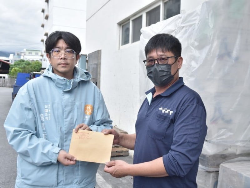 魏嘉彥慰問國富九街火災罹難者家屬