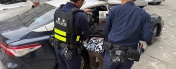 暖警助體力不支老人返家