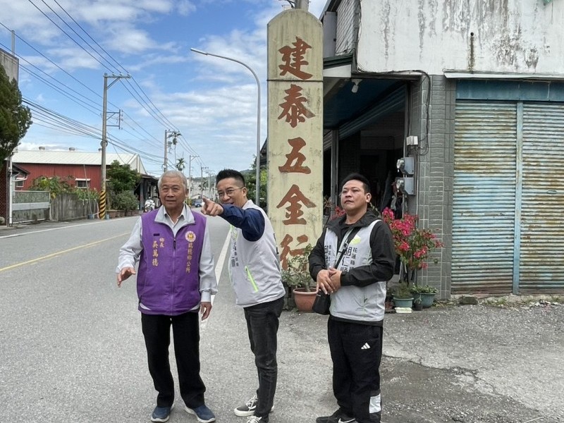 議員胡仁順下鄉查驗監視器安裝成效