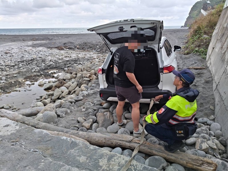 新加坡遊客車輛陷沙灘 波麗士助脫困