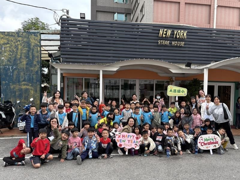教室無邊界！太昌國小「食」踐雙語力，牛排館變身英語角，小一新生優雅學西餐