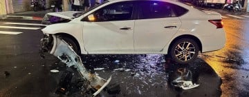 夜間路口碰撞小貨車側翻 花警籲行經路口務必減速慢行