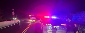 深夜車輛誤陷溝渠　崇德派出所即時協助排除並維護交通安全