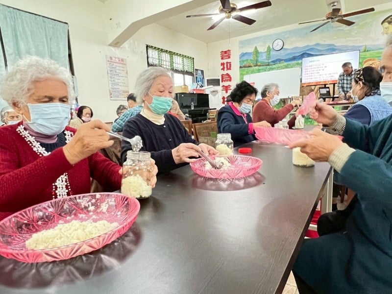 「溫暖織起來・把家亮起來」行動圓滿完成 花蓮部落大學18堂文化療癒課程走入12間文健站　陪伴長者災後重新找回生活與笑容