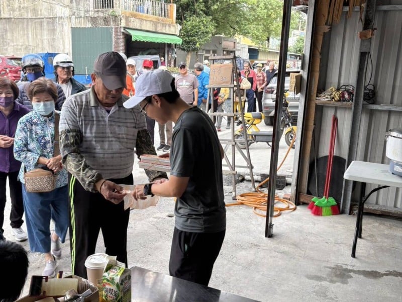 災民自組「 372義煮團 」 ! 林姓民眾 : 許多長者及弱勢 還無法自行炊飯