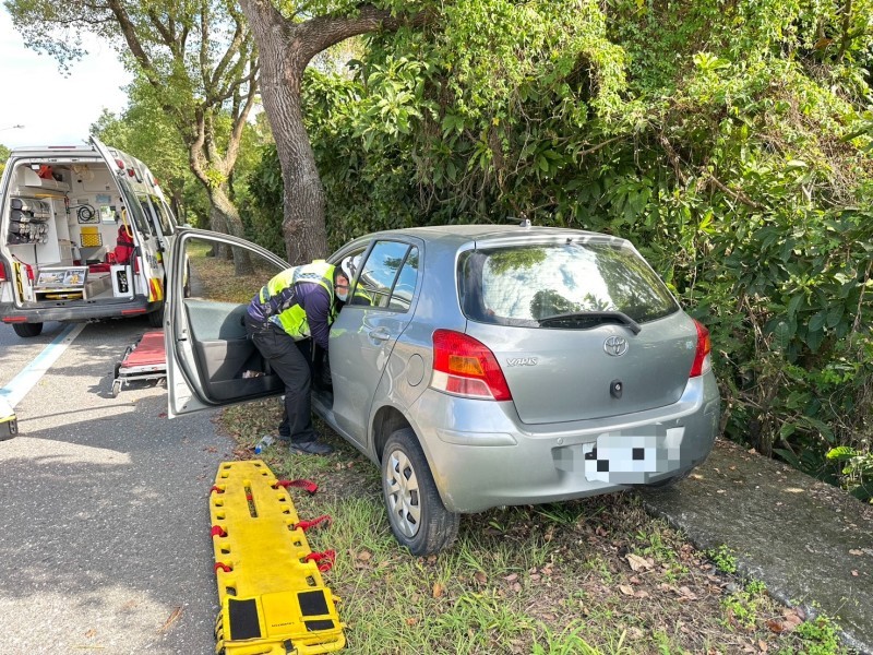 自小客自撞台9線路樹 駕駛OHCA送醫
