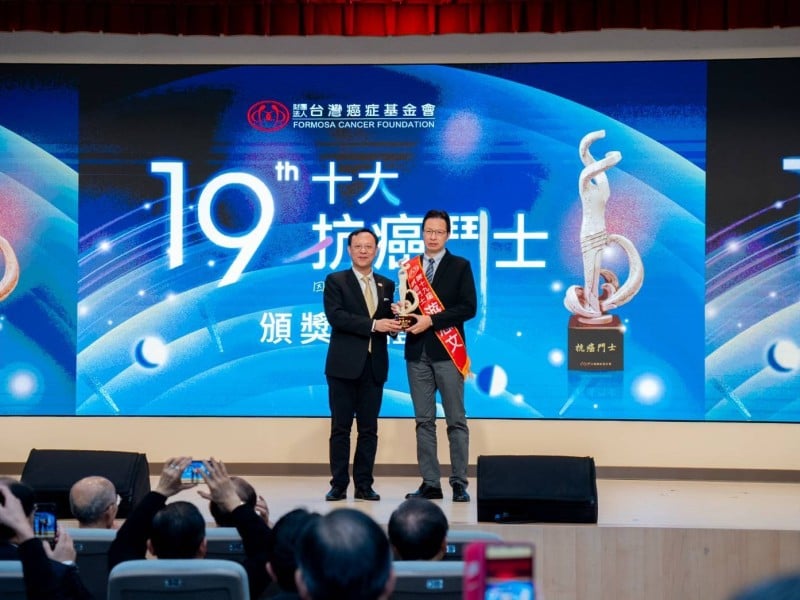 花蓮縣不動產建築開發商業同業公會捐贈2025抗癌鬥士專書宣導癌症防治