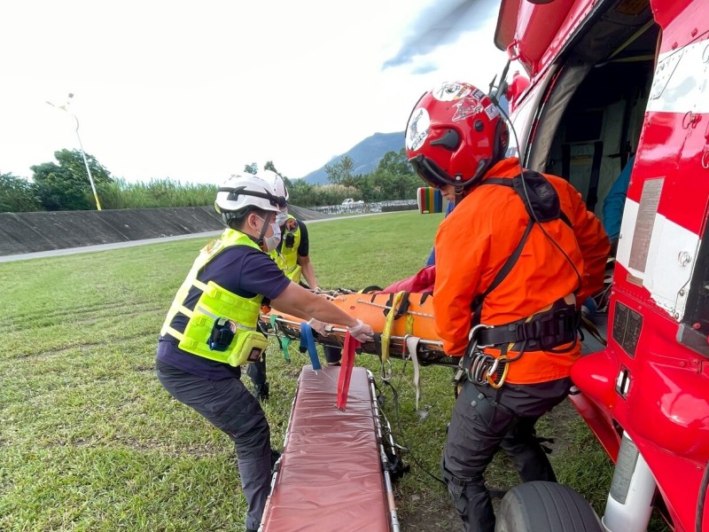 一山友、一協作卓溪鄉太平谷受傷 黑鷹馳援救出