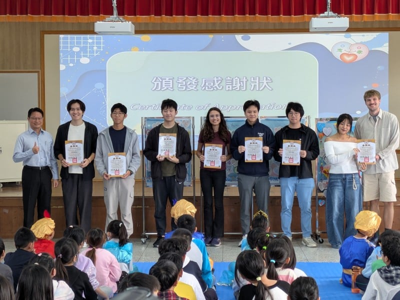 忠孝國小變身「國際村」，外籍學伴揮毫寫春聯、體驗臺灣文化