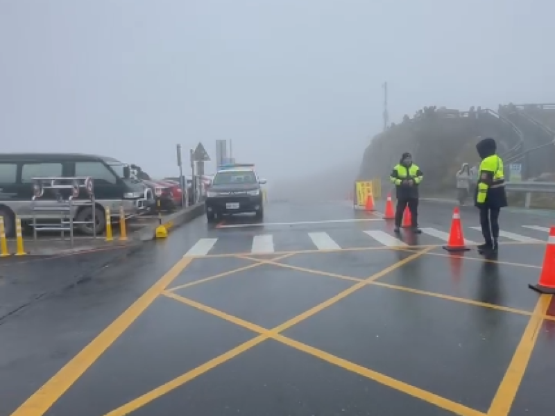 武嶺低溫濃霧視線不佳　警方提醒開燈慢行、勿違停確保行車安全