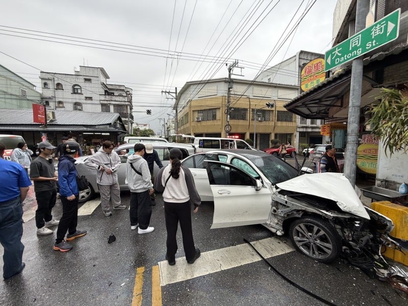 警埋伏逮張姓女車手 ! 詐團監控手事跡敗露 加速逃逸撞車7人傷