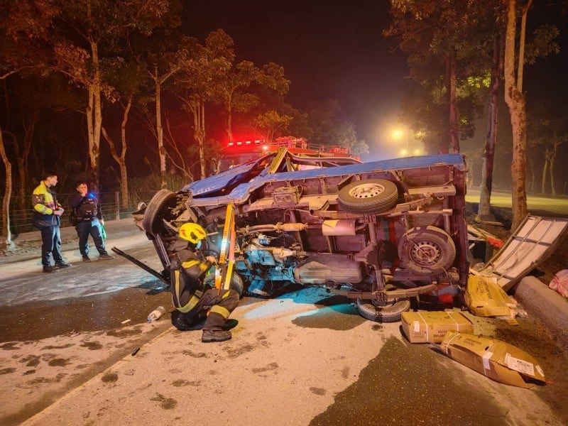 天還沒亮撞成這樣 ! 臺9線長橋段小貨車撞分隔島翻車