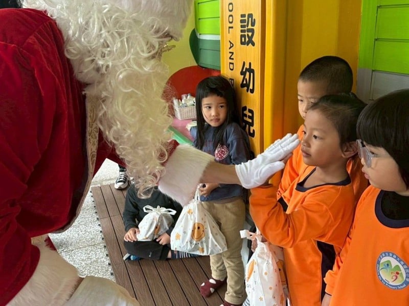 耶誕傳愛到偏鄉 ! OK忠訓國際捐贈十萬元助學費、聖誕禮物