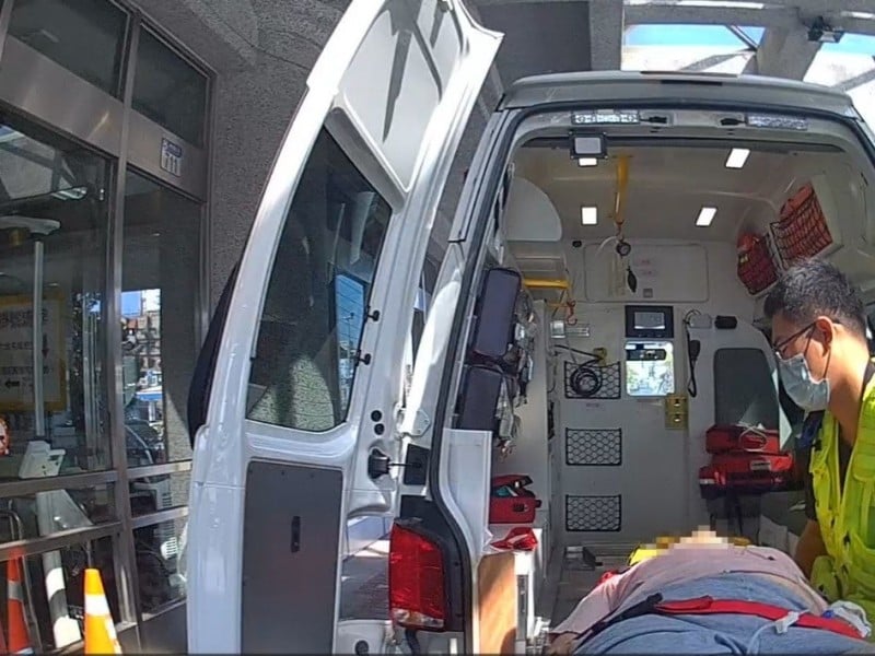 消防局自強分隊執行車禍救援勤務