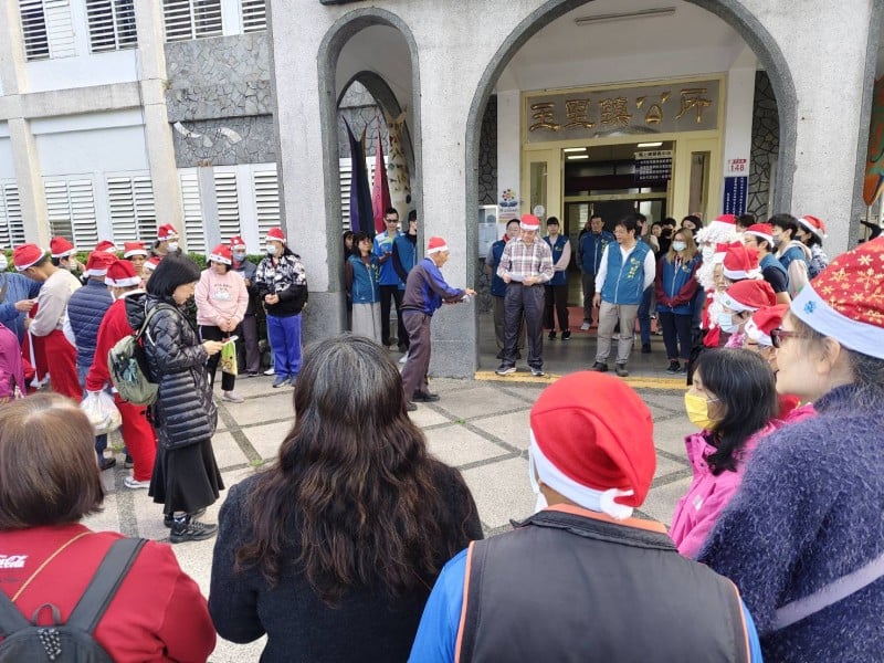 聖誕報佳音 ! 神父劉一峰帶領教友齊聚 獻唱詩歌祝禱祈福