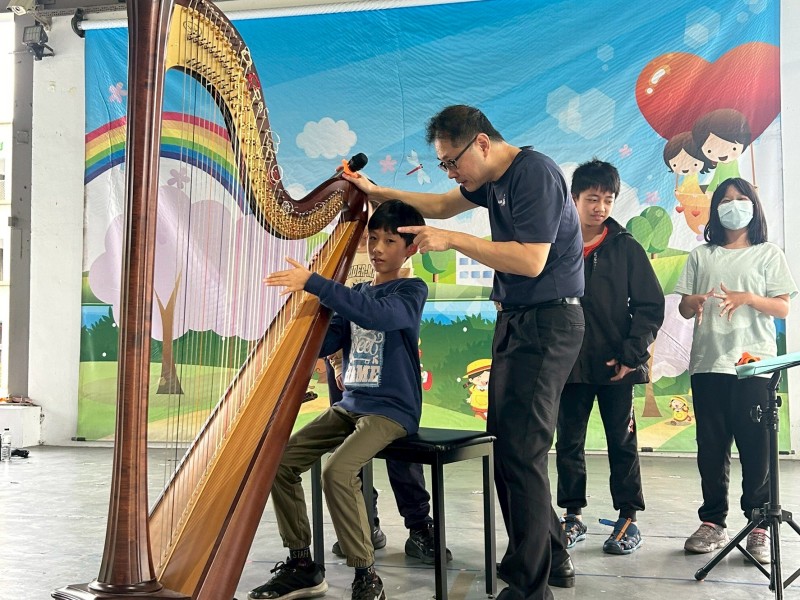 豎琴獵人走進中城國小 悠揚琴音點亮孩子的童年